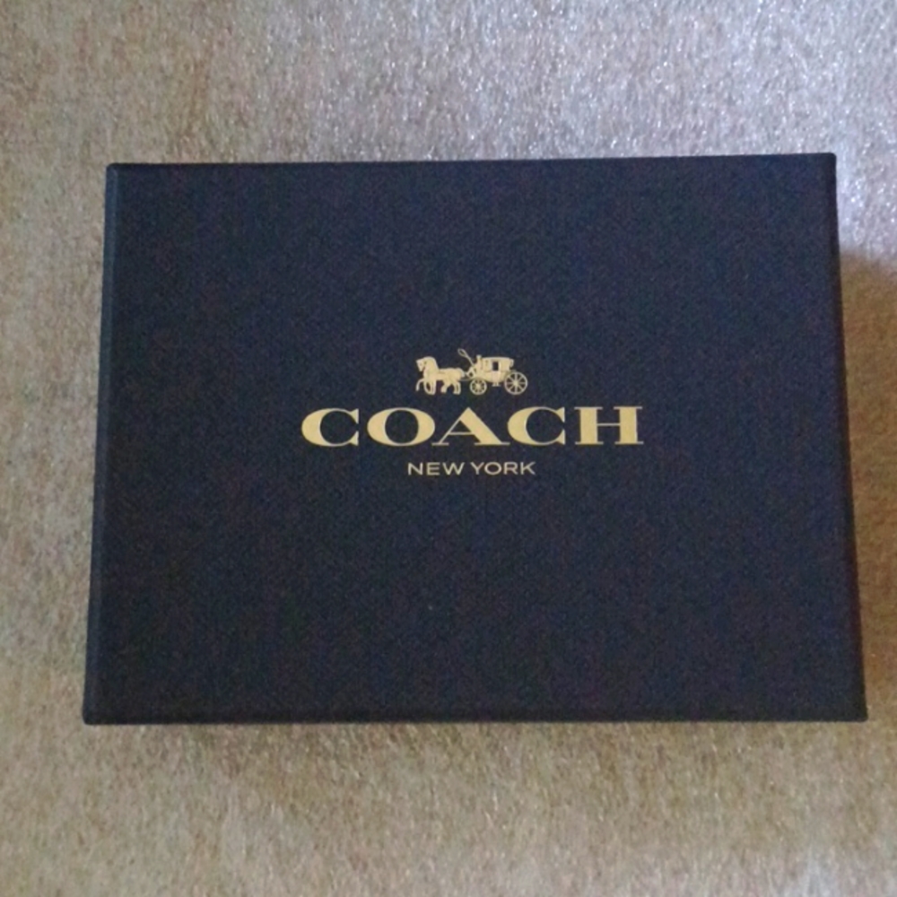 SOLD - COACH Boxed Small Zip Around Wallet With Snowy Bears Print - Picture 5 of 8